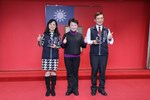 市長致贈本府地稅局簡副局長淑芬及西區區公所王區長瑞嘉服務滿40年以上獎座