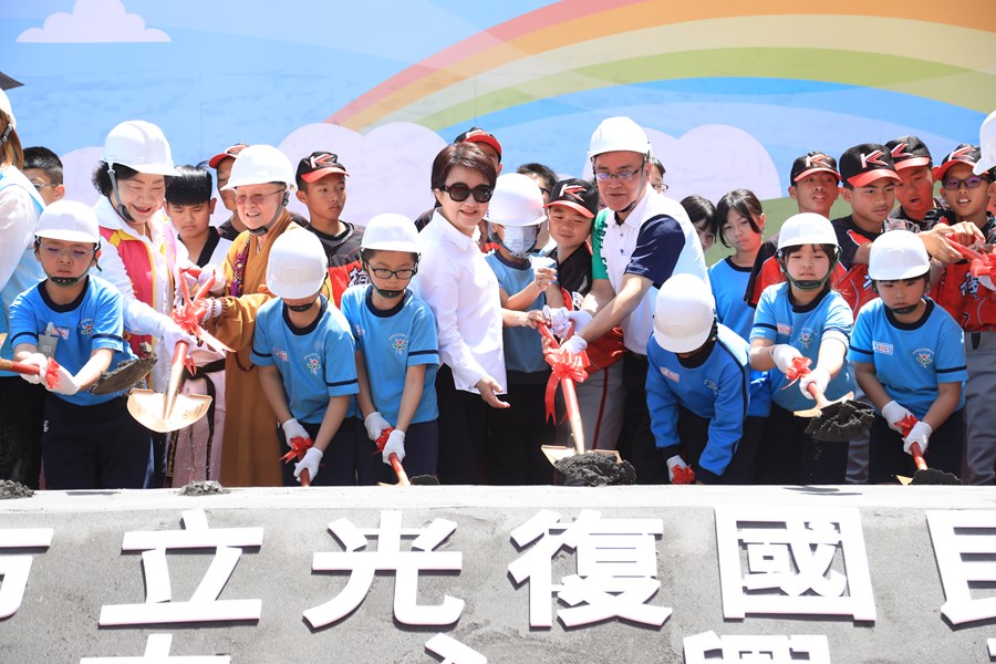 霧峰區光復國中小活動中心動土典禮--TSAI (1)