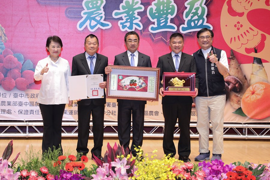 「金蛇獻瑞 農業豐盈」台中市各界慶祝114年農民節表彰大會 (27)