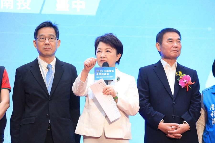 盧秀燕市長(中)--苗栗縣長鍾東錦(右1)