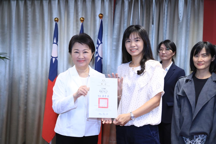 表揚中市府114年度模範公務員--食安處   尤譽姍 技士
