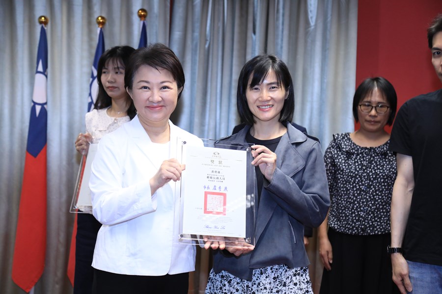 表揚中市府114年度模範公務員--家防中心   黃碧蓮  高級社工師