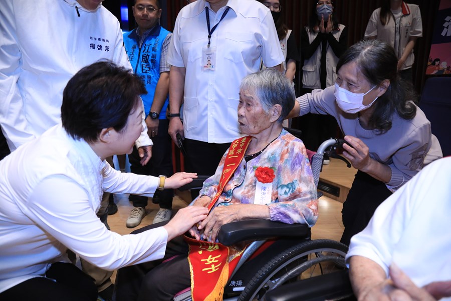 114年度台中市模範母親與市長有約合照活動--TSAI (17)