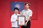 市長頒發台中市政府警察志工大隊長聘書