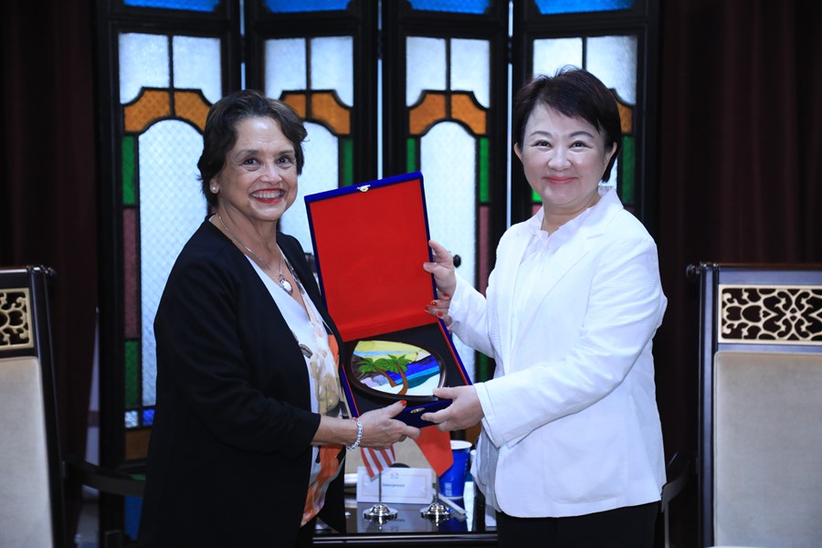美國姊妹市關島總督古蕾露(GovernorMs. Lourdes A. Leon Guerrero)一行蒞市拜會--TSAI (8)