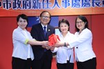 印信交接--(左起)卸任人事處長沈德蘭-行政院人事行政總處人事長蘇俊榮--盧秀燕市長--新任人事處長陳月春-