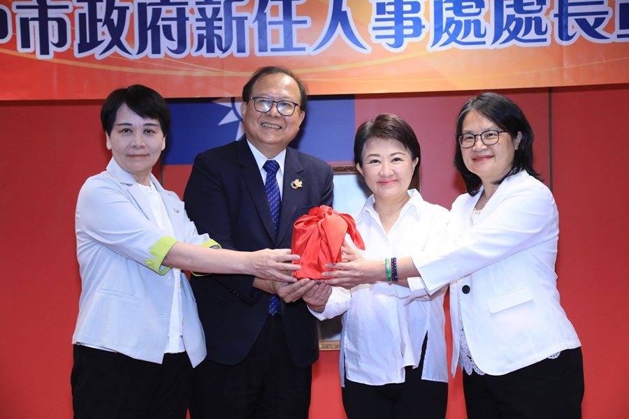 印信交接--(左起)卸任人事處長沈德蘭-行政院人事行政總處人事長蘇俊榮--盧秀燕市長--新任人事處長陳月春-