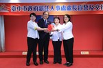 印信交接--(左起)卸任人事處長沈德蘭-行政院人事行政總處人事長蘇俊榮--盧秀燕市長--新任人事處長陳月春-