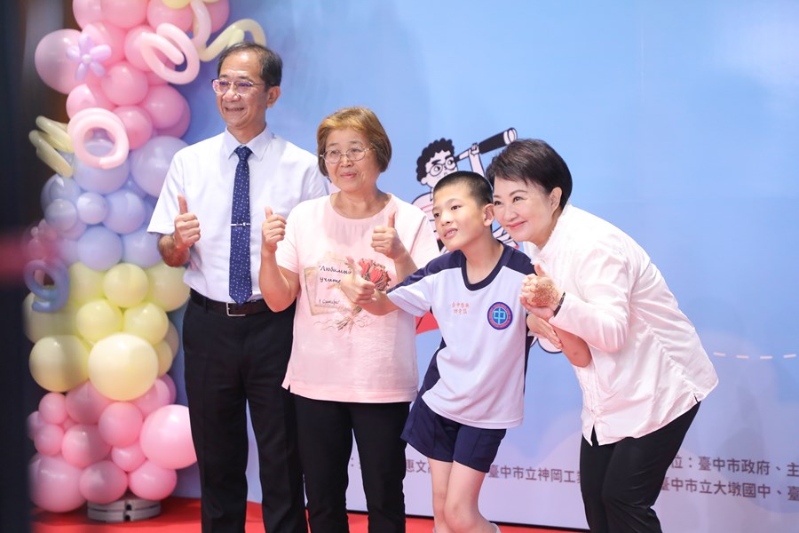 台中市高級中等以下學校畢業生市長獎合影 (1)