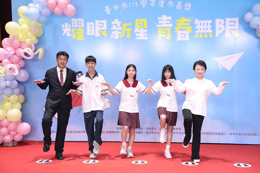 台中市高級中等以下學校畢業生市長獎合影 (10)