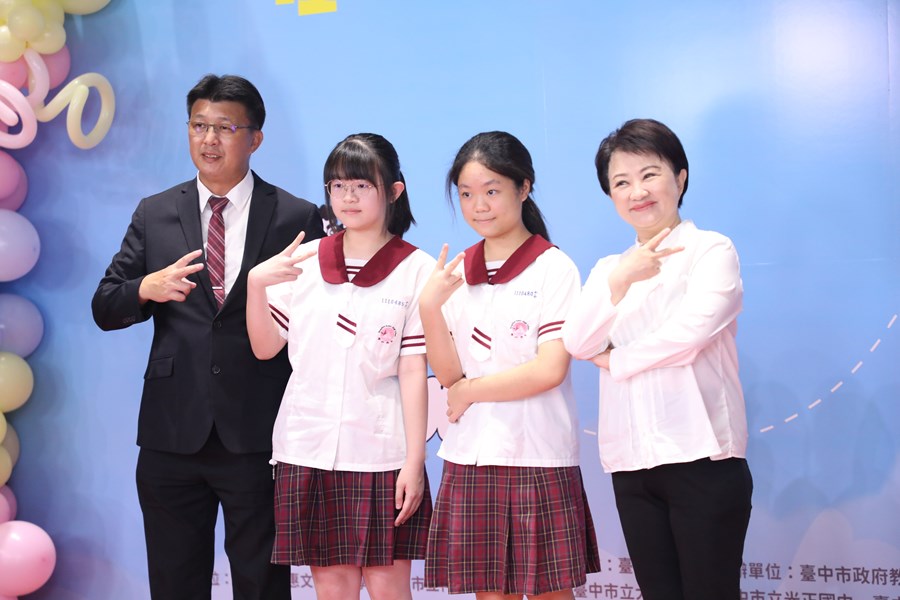 台中市高級中等以下學校畢業生市長獎合影 (11)
