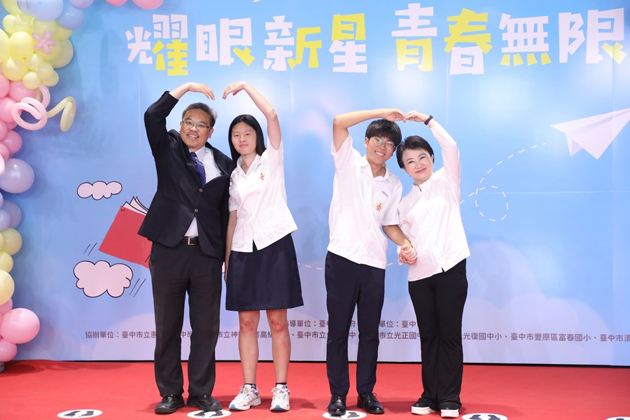 台中市高級中等以下學校畢業生市長獎合影 (16)