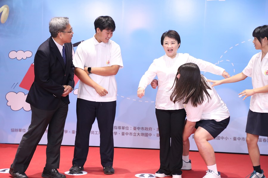 台中市高級中等以下學校畢業生市長獎合影 (17)