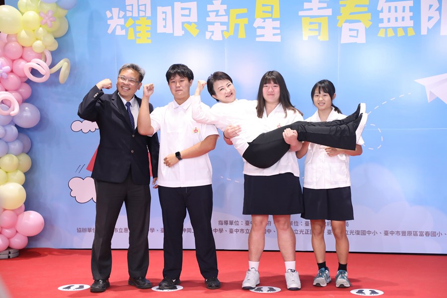 台中市高級中等以下學校畢業生市長獎合影 (18)