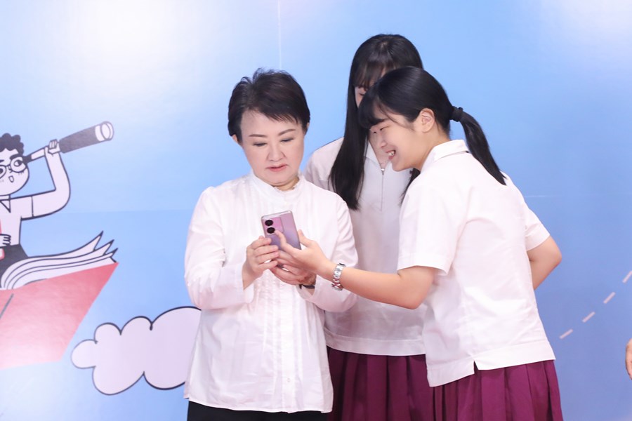 台中市高級中等以下學校畢業生市長獎合影 (44)