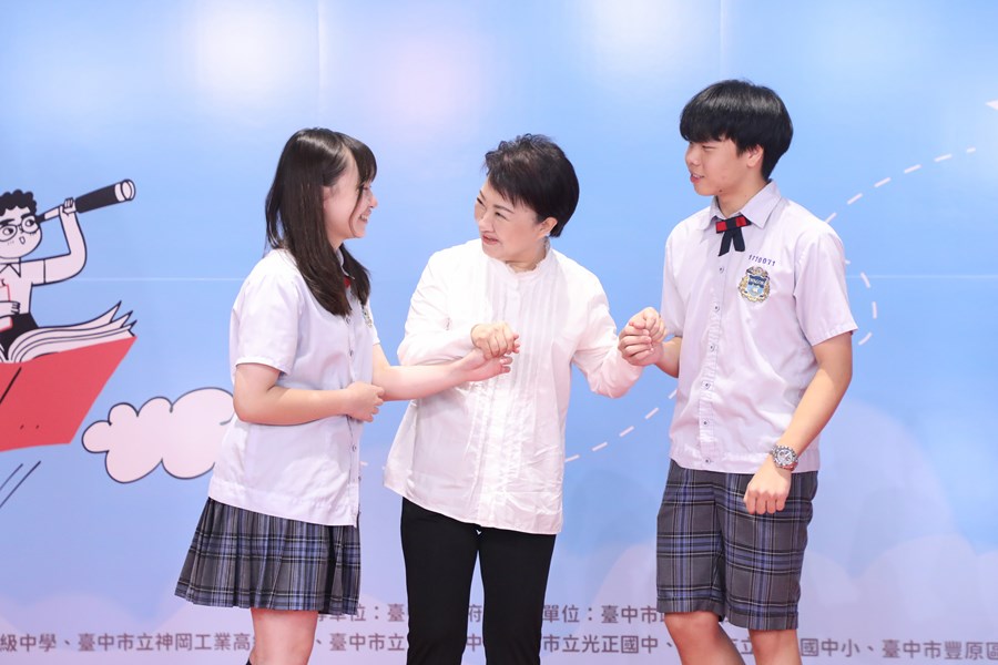 台中市高級中等以下學校畢業生市長獎合影 (50)