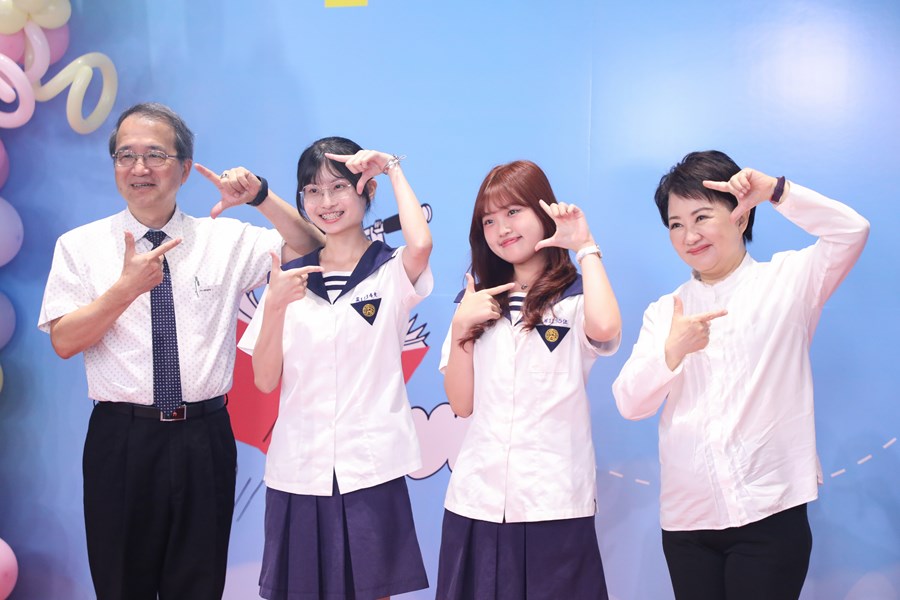 台中市高級中等以下學校畢業生市長獎合影 (65)