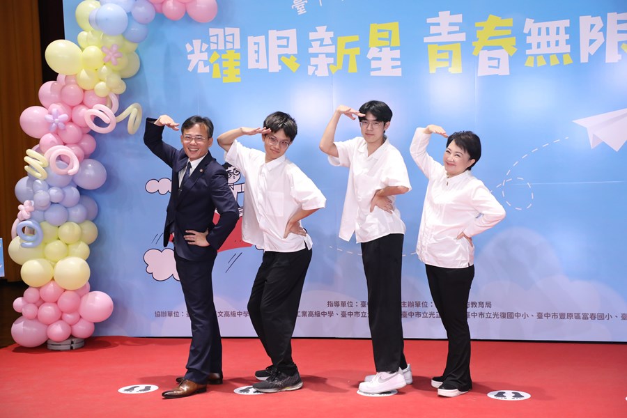 台中市高級中等以下學校畢業生市長獎合影 (70)