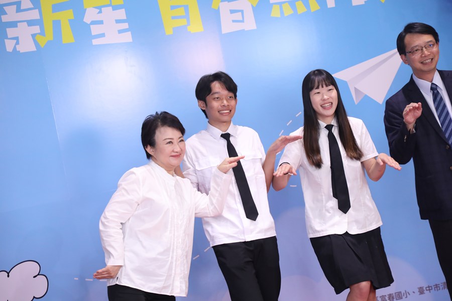 台中市高級中等以下學校畢業生市長獎合影 (77)
