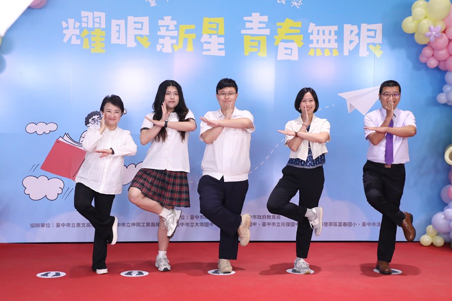 台中市高級中等以下學校畢業生市長獎合影 (80)