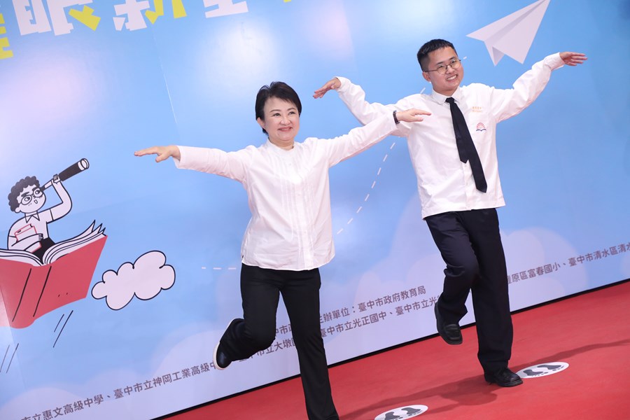 台中市高級中等以下學校畢業生市長獎合影 (83)