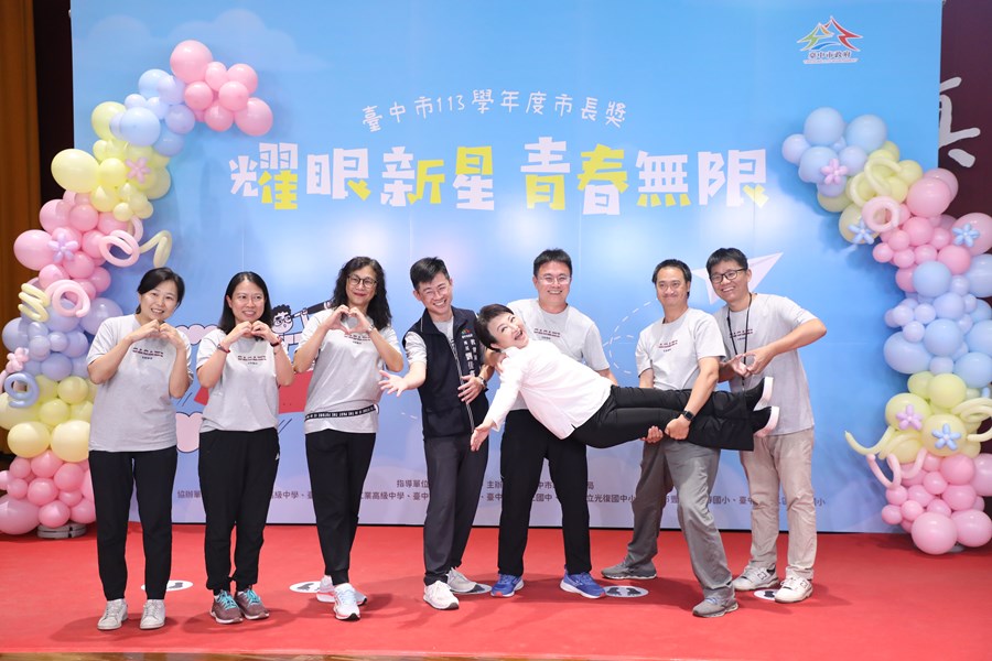 台中市高級中等以下學校畢業生市長獎合影 (91)