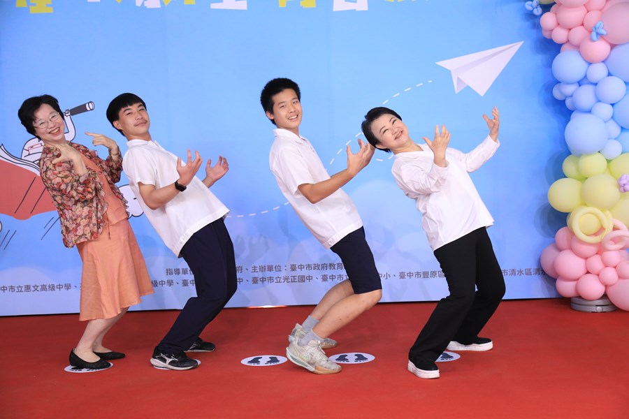 台中市高級中等以下學校市長獎與市長合影--TSAI (5)