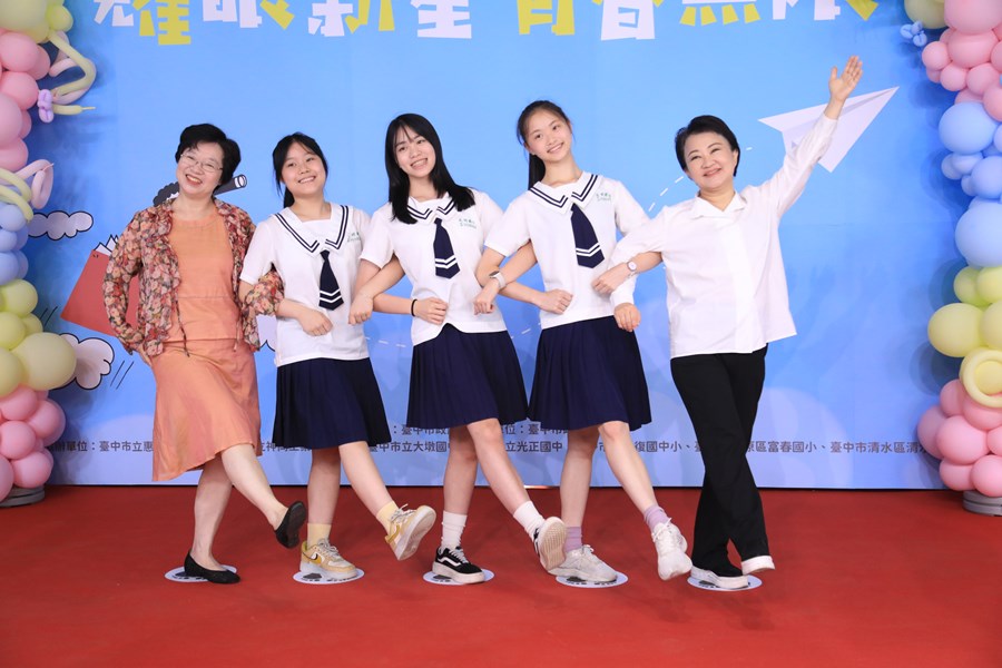 台中市高級中等以下學校市長獎與市長合影--TSAI (7)