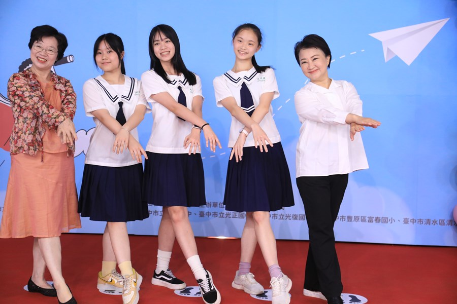 台中市高級中等以下學校市長獎與市長合影--TSAI (8)