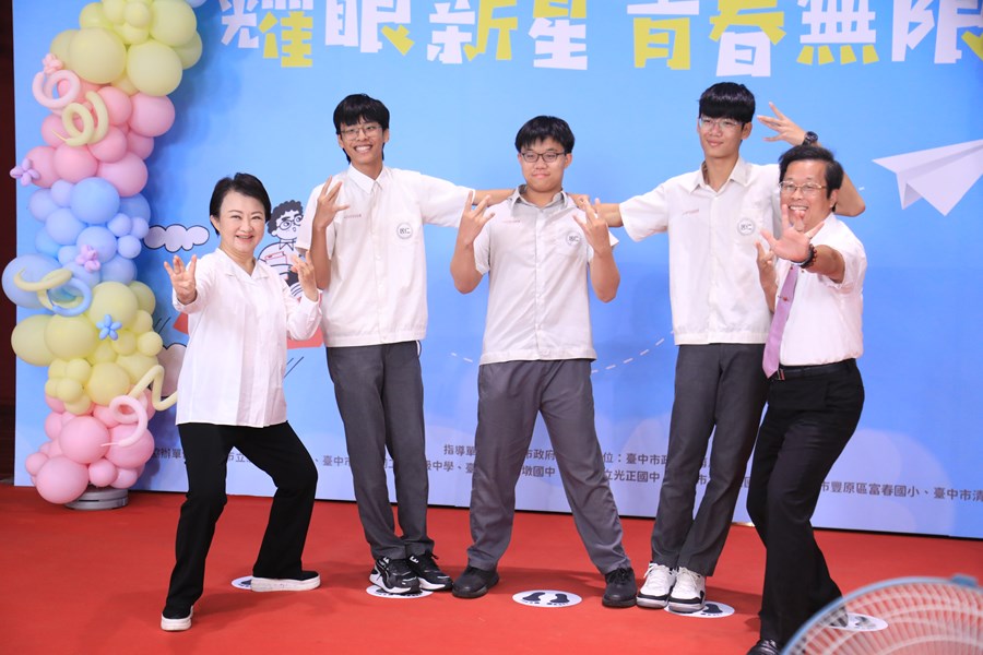 台中市高級中等以下學校市長獎與市長合影--TSAI (9)
