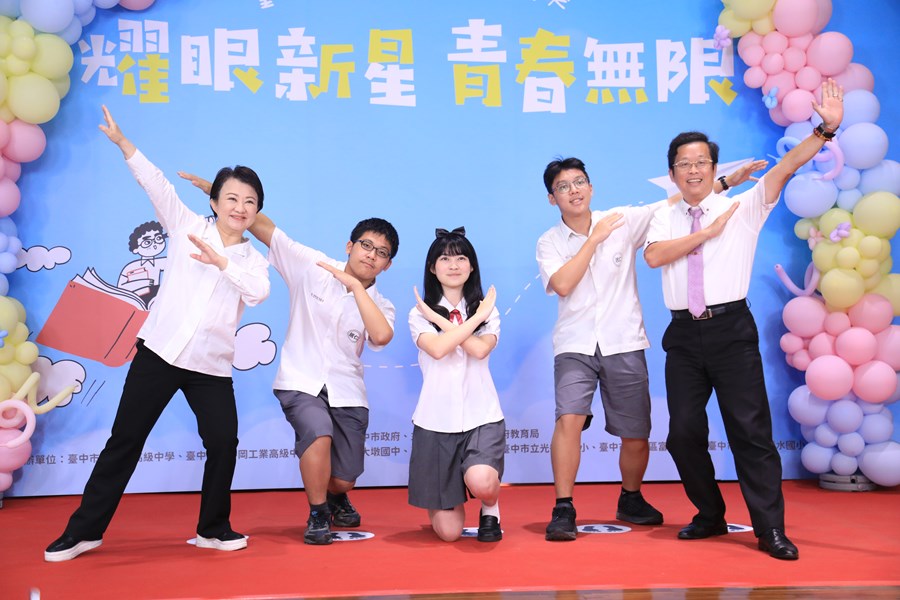 台中市高級中等以下學校市長獎與市長合影--TSAI (10)