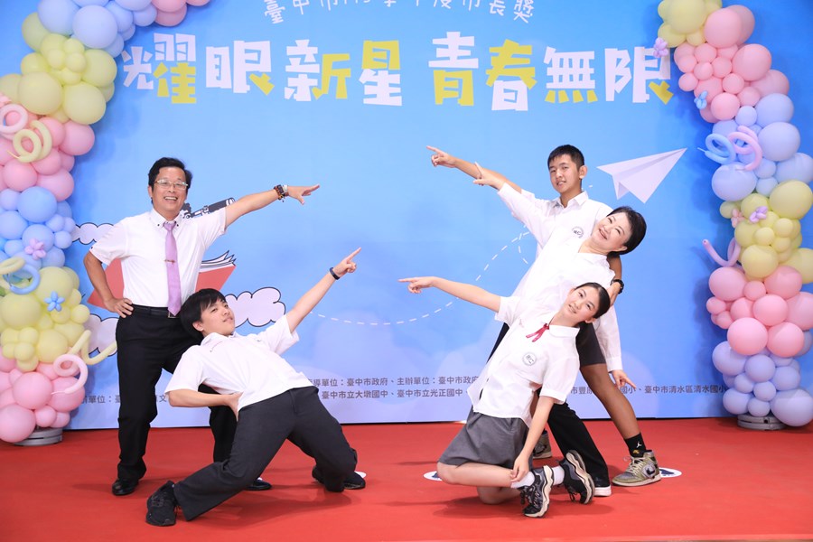 台中市高級中等以下學校市長獎與市長合影--TSAI (11)