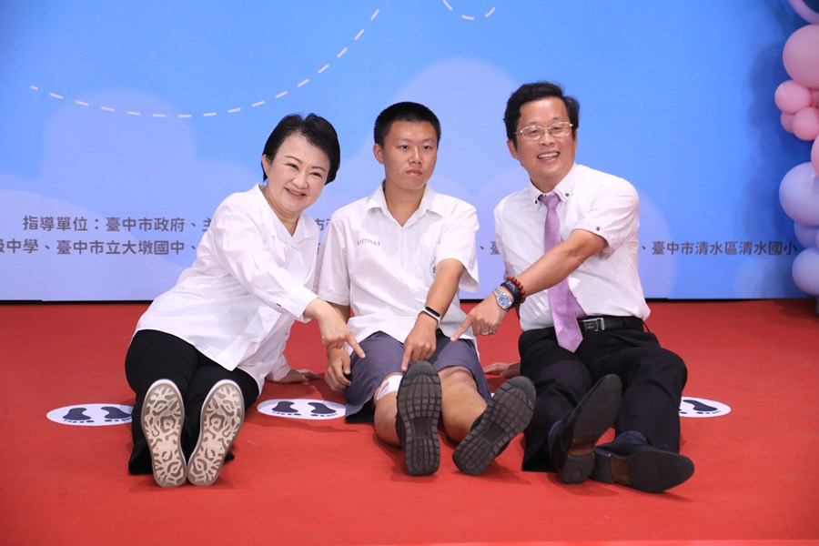 台中市高級中等以下學校市長獎與市長合影--TSAI (13)