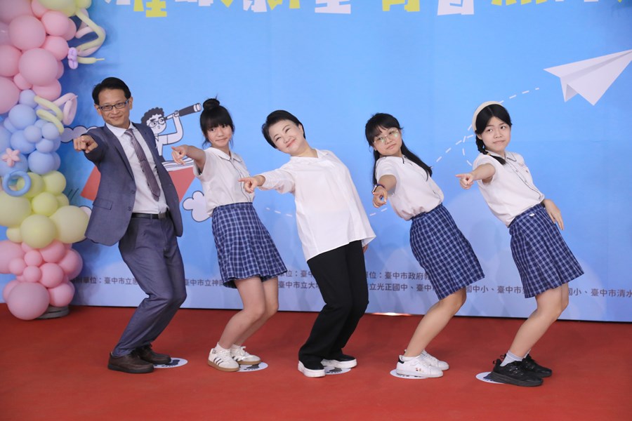 台中市高級中等以下學校市長獎與市長合影--TSAI (14)