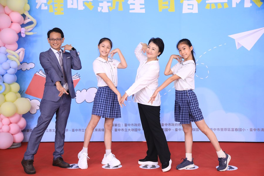台中市高級中等以下學校市長獎與市長合影--TSAI (15)