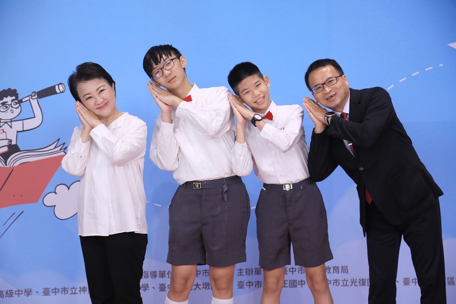 台中市高級中等以下學校市長獎與市長合影--TSAI (16)