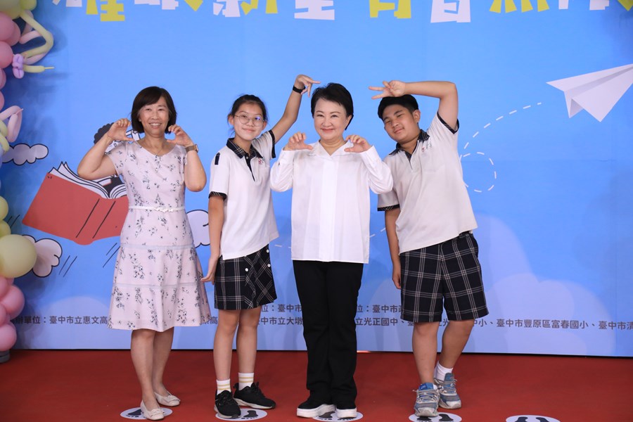 台中市高級中等以下學校市長獎與市長合影--TSAI (17)