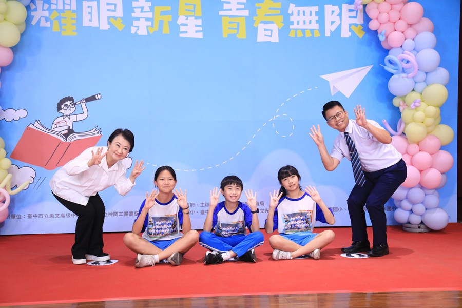 台中市高級中等以下學校市長獎與市長合影--TSAI (18)