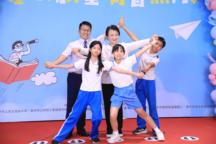 台中市高級中等以下學校市長獎與市長合影--TSAI (19)