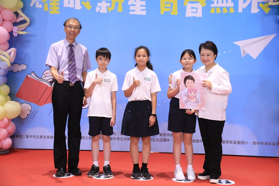 台中市高級中等以下學校市長獎與市長合影--TSAI (21)