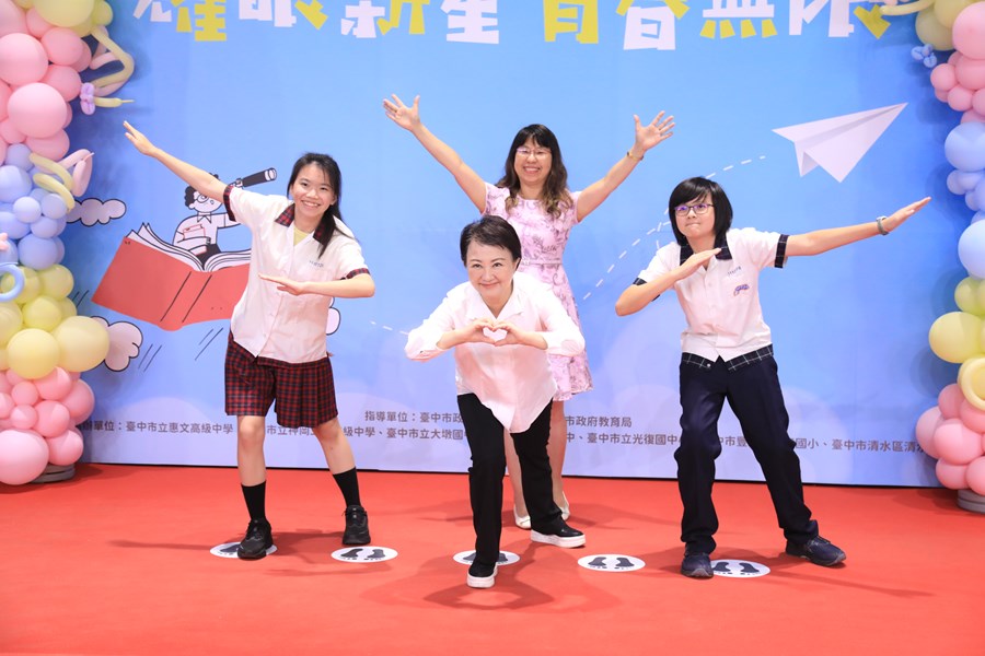 台中市高級中等以下學校市長獎與市長合影--TSAI (23)
