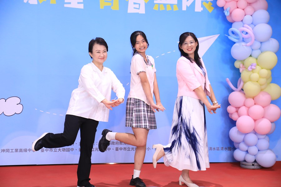 台中市高級中等以下學校市長獎與市長合影--TSAI (24)