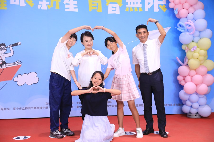 台中市高級中等以下學校市長獎與市長合影--TSAI (25)