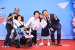台中市高級中等以下學校市長獎與市長合影--TSAI (3)