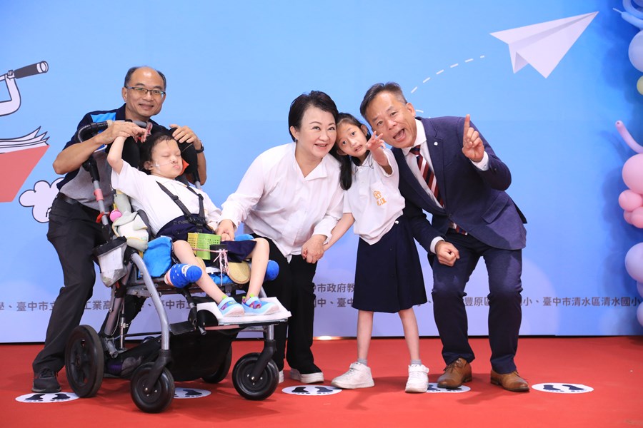 台中市高級中等以下學校市長獎與市長合影--TSAI (3)