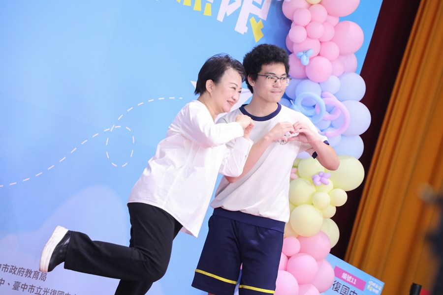 台中市高級中等以下學校畢業生市長獎合影 (5)