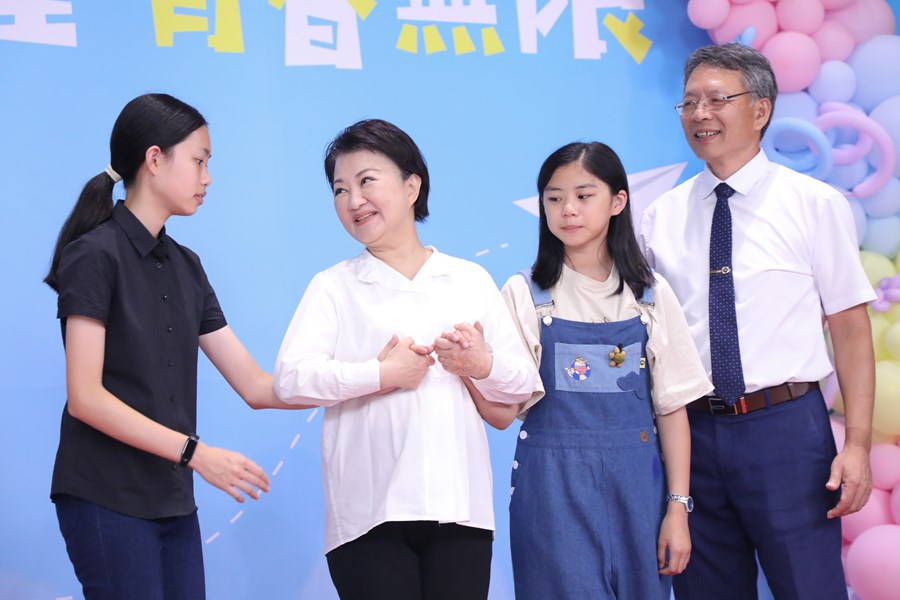 台中市高級中等以下學校畢業生市長獎合影 (10)