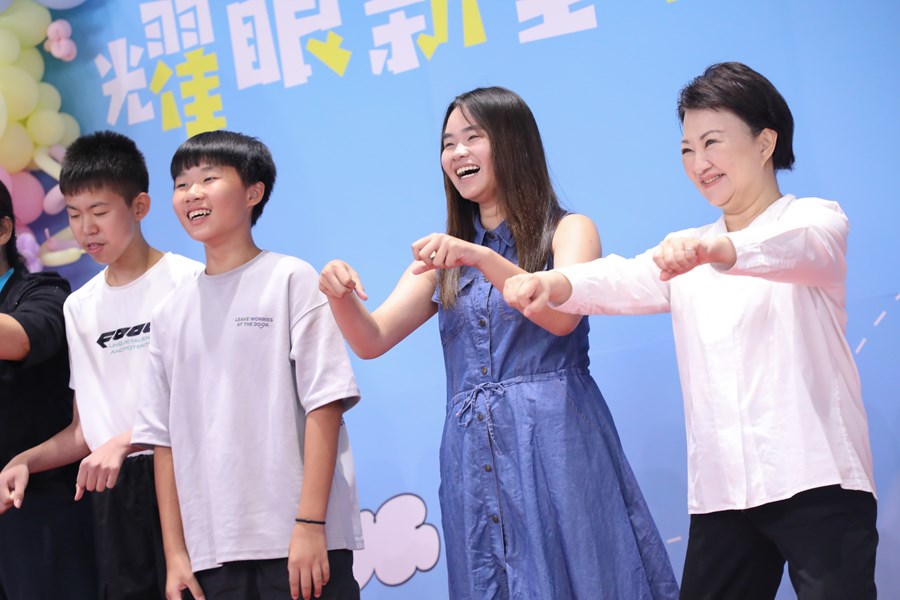 台中市高級中等以下學校畢業生市長獎合影 (11)