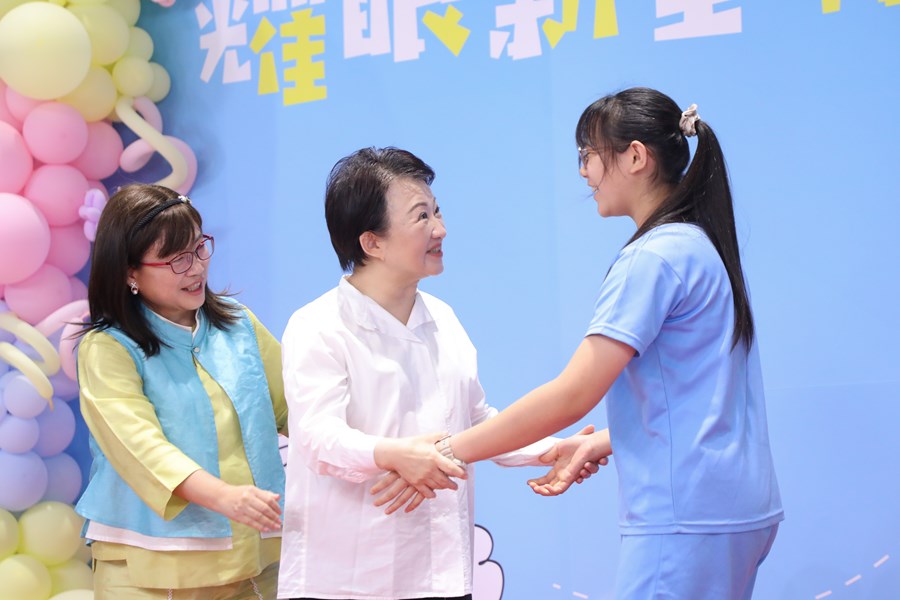 台中市高級中等以下學校畢業生市長獎合影 (15)
