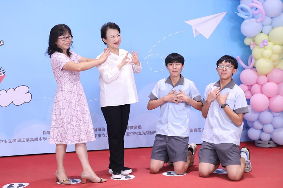 台中市高級中等以下學校畢業生市長獎合影 (17)
